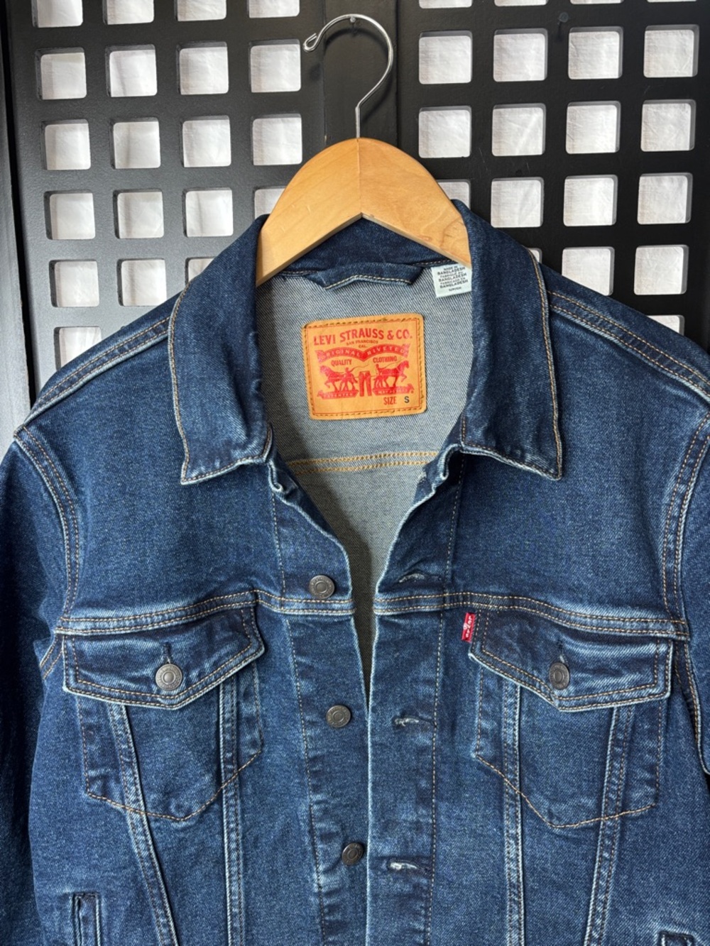 💙 Levi’s Trucker Jacket Womens Small Dark Wash Denim Classic Jean Jacket 💙 - Picture 2 of 13